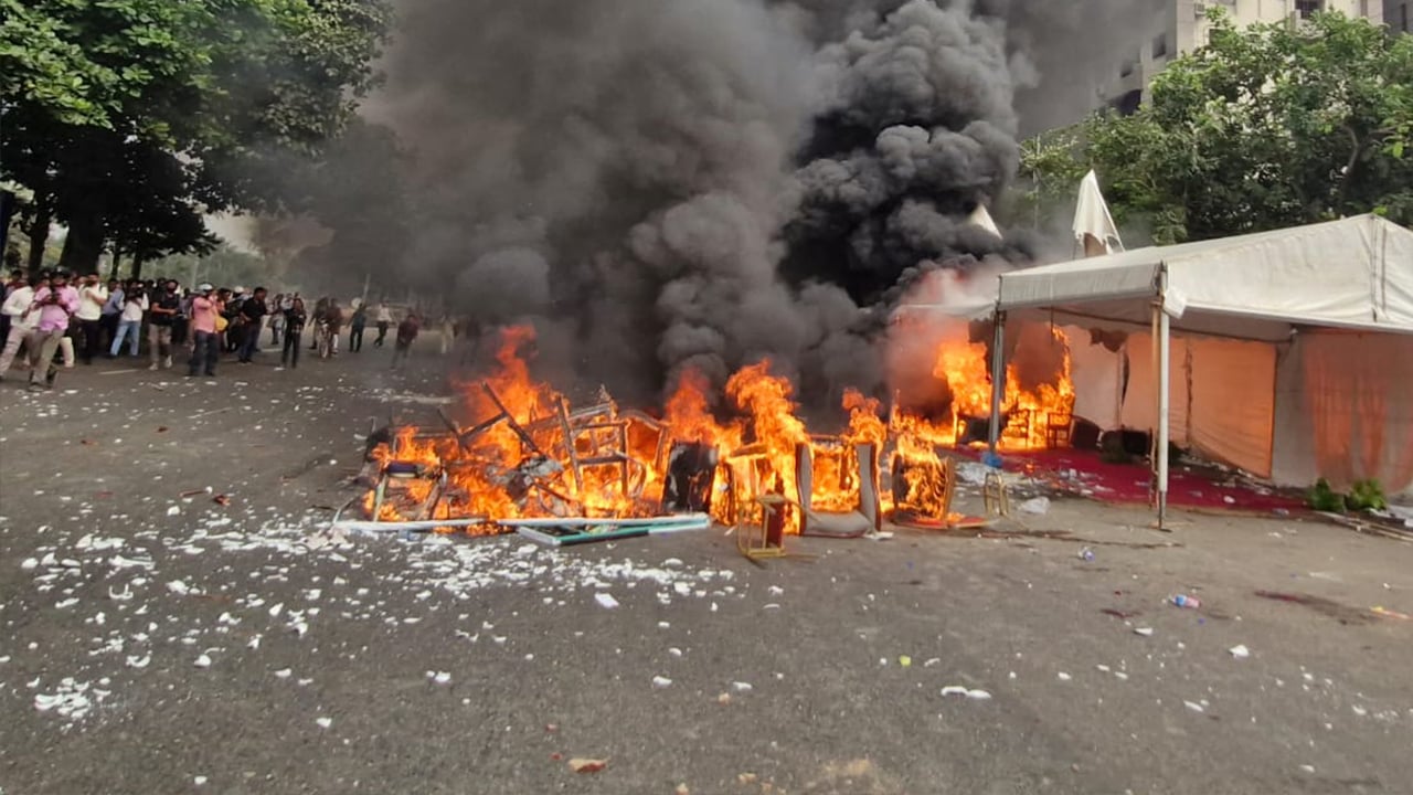 জুলাই যোদ্ধাদের সাথে পুলিশের সংঘর্ষ; রণক্ষেত্র সংসদ এলাকা
