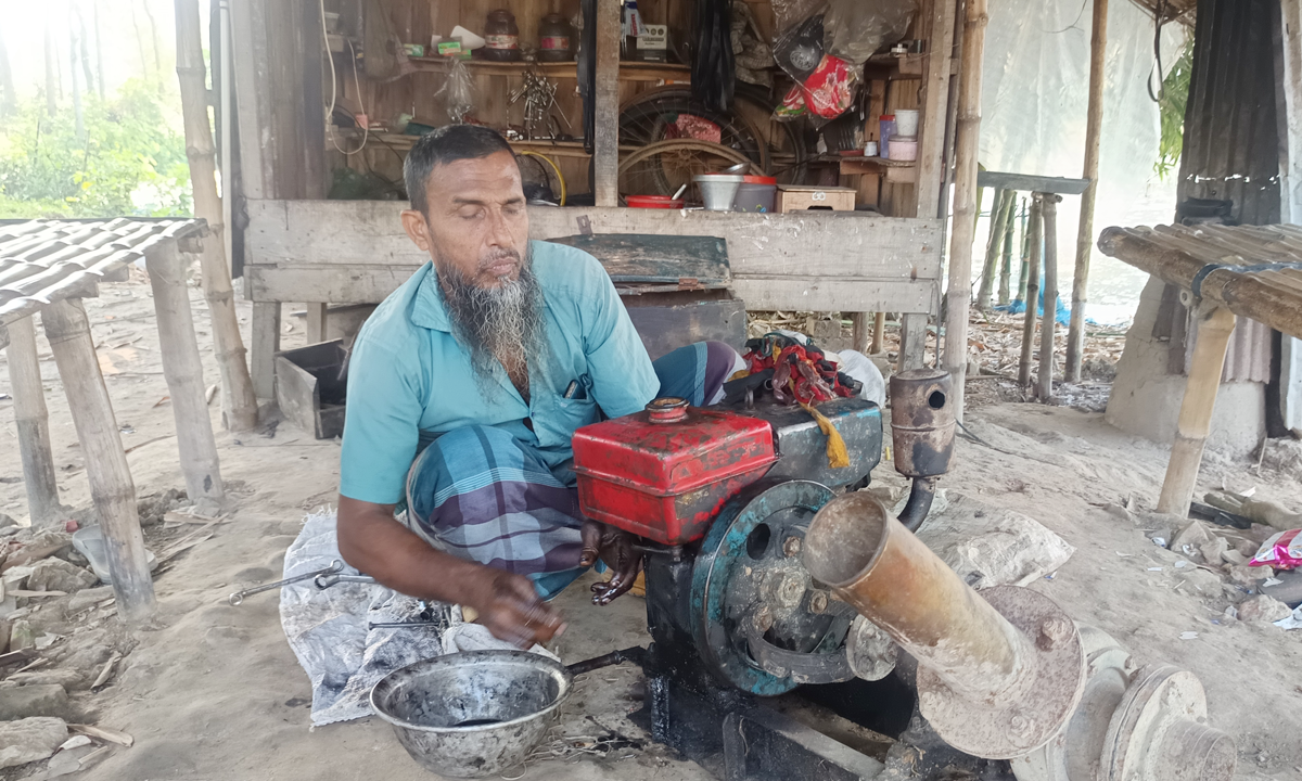 দৃষ্টিপ্রতিবন্ধী হয়েও সফল মঙ্গল মিয়া