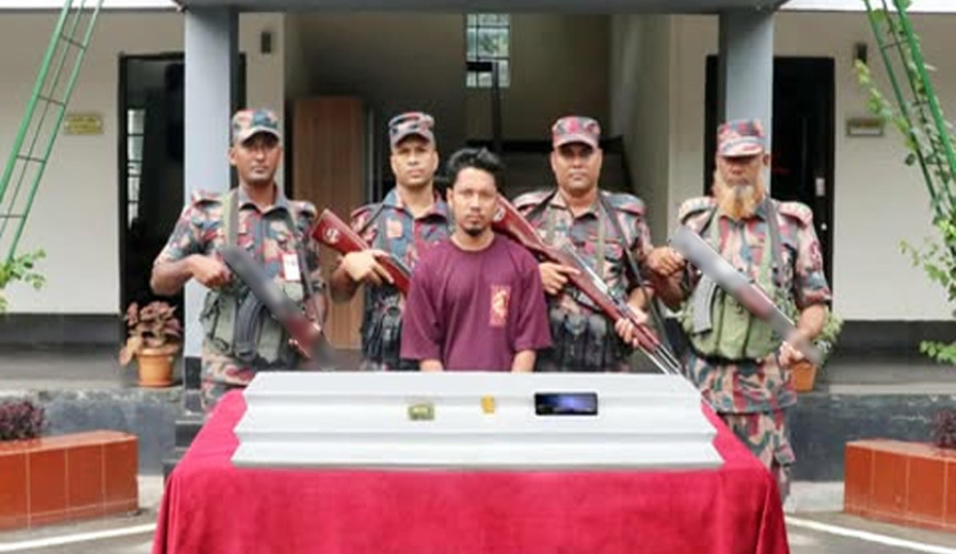 যশোরে বিজিবির অভিযানে স্বর্ণের বারসহ পাচারকারী আটক