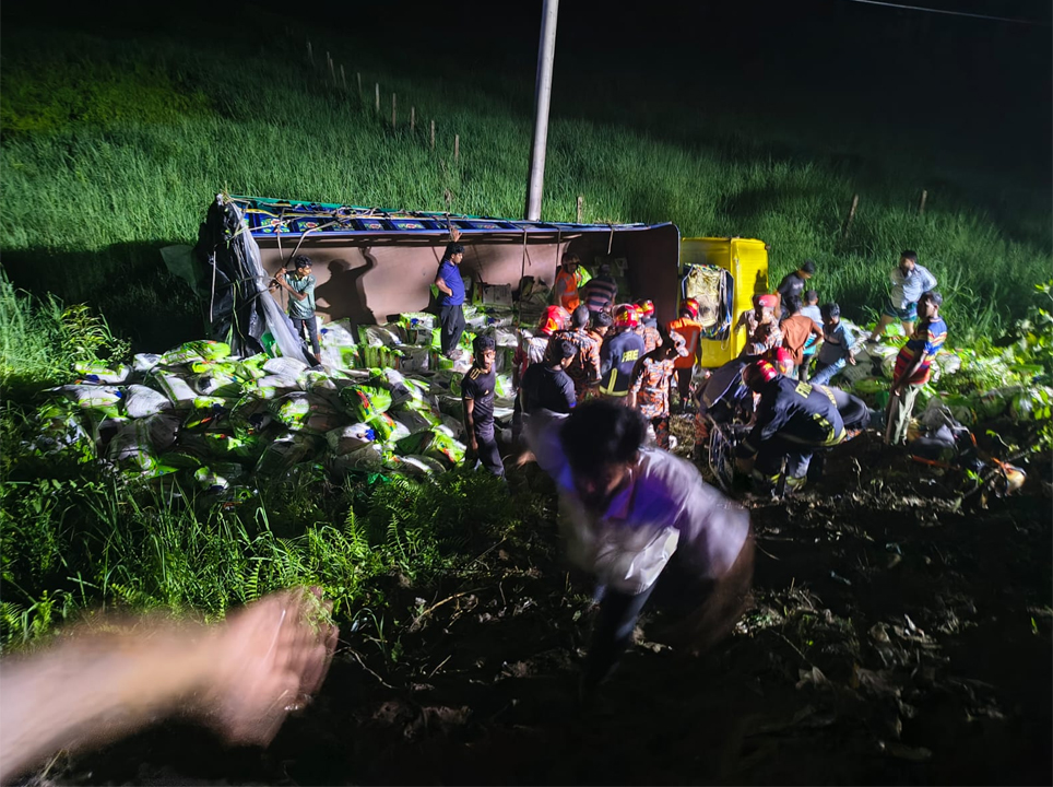 কুমিল্লার ট্রাক খাদে পড়ে প্রাণ গেল ৭ জনের