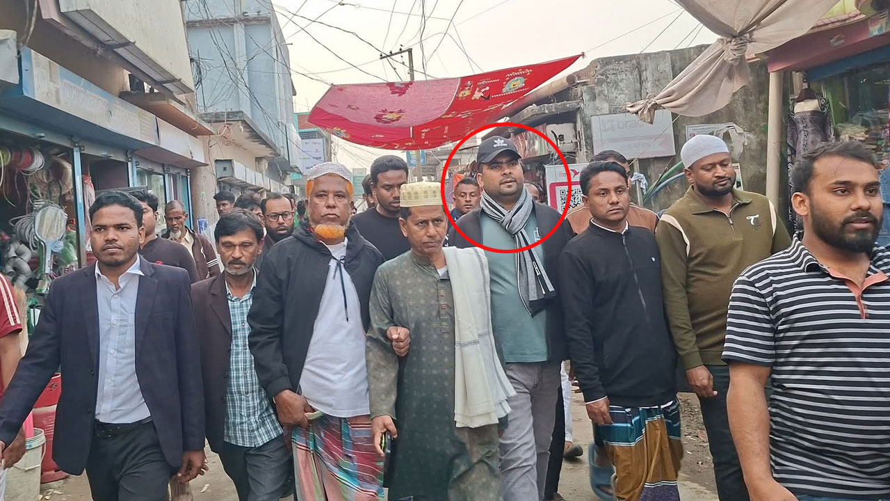 যৌথ বাহিনীর অভিযানে বাড়ি থেকে অস্ত্র উদ্ধার, সাবেক ছাত্রদল নেতার শোডাউন