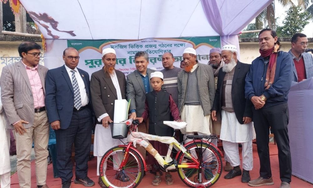 বাইসাইকেল উপহার পেল ২৮ শিশু