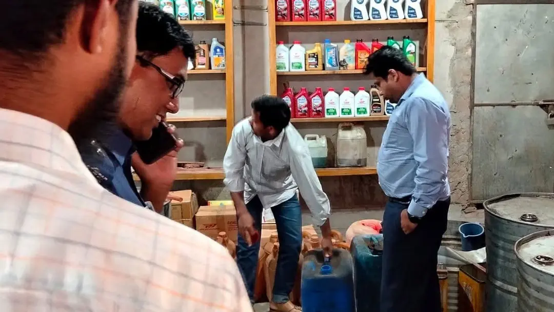 অবৈধভাবে জ্বালানি তেল মজুত করে বিক্রি, ব্যবসায়ীকে জরিমানা