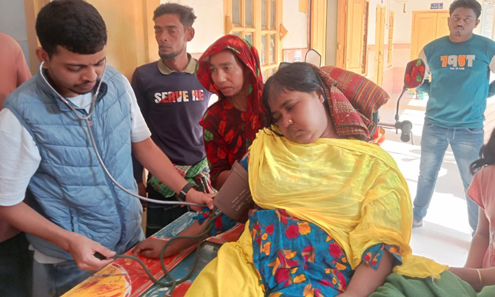 মাগুরায় ভূমিকম্প আতঙ্কে অসুস্থ শতাধিক পোশাক শ্রমিক