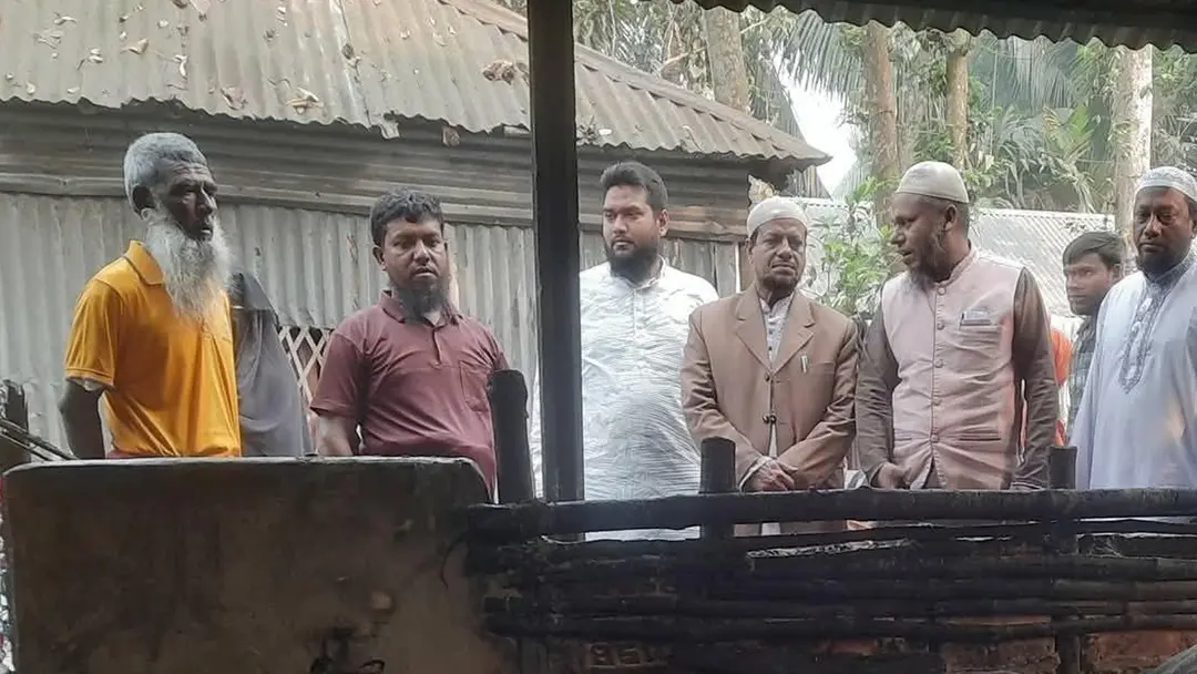 গাইবান্ধায় আগুনে গরুসহ গোয়ালঘর পুড়ে ছাই