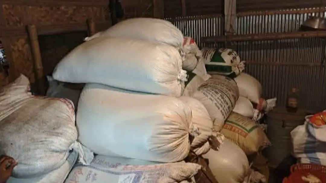 গাইবান্ধায় বাড়িতে লুকানো ৭২ বস্তা ভিজিএফের চাল জব্দ