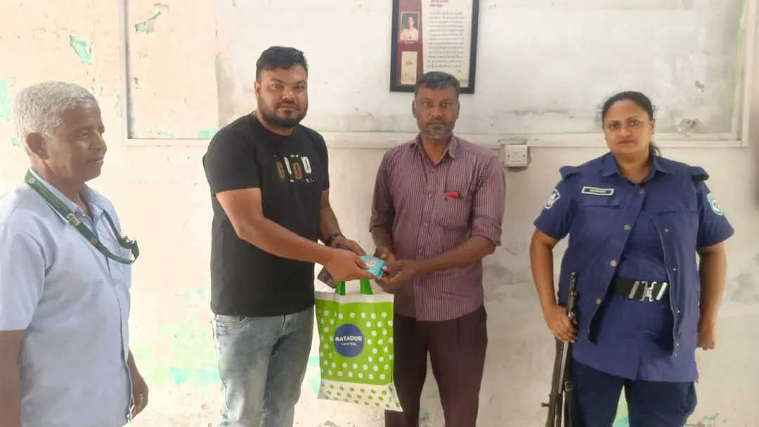 নীলফামারীর সৈয়দপুরে কুড়িয়ে পাওয়া টাকাভর্তি মানিব্যাগ মালিককে ফিরিয়ে দিয়েছেন পুলিশ সদস্য ফজলুল হক।