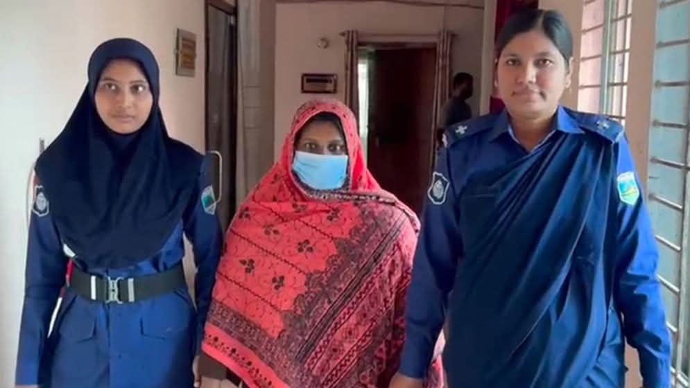 আট কুকুর ছানা হত্যা সেই কর্মকর্তার স্ত্রী কারাগারে
