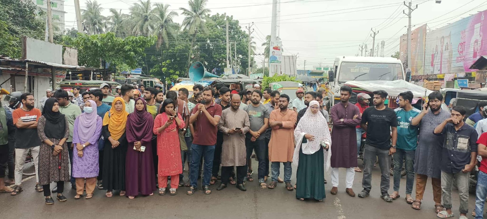 গোপালগঞ্জে হামলার প্রতিবাদে যশোরে সড়ক অবরোধ, আল্টিমেটাম
