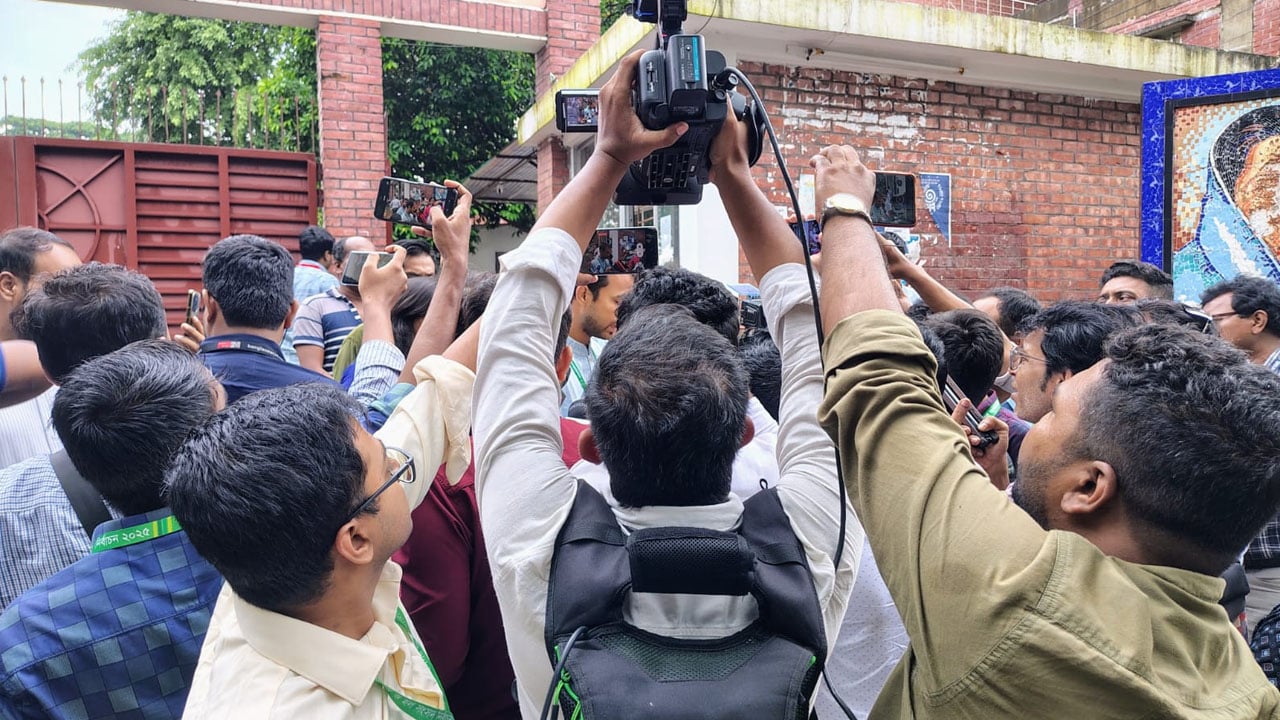 ছাত্রী কেন্দ্রে ঢুকে ছাত্রদলের ভিপি প্রার্থীর বিশৃঙ্খলা