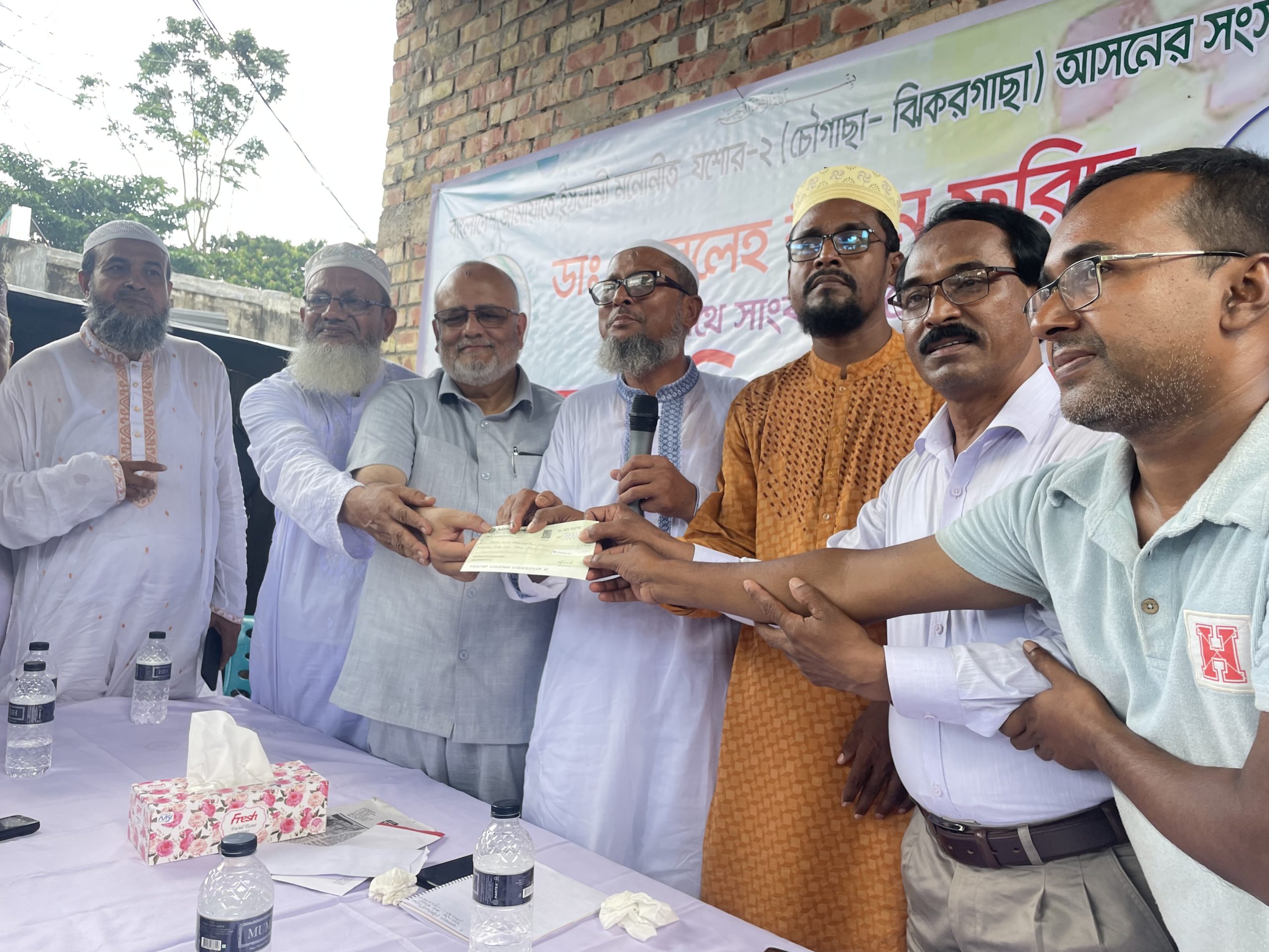 প্রেসক্লাব চৌগাছার উন্নয়নে ডা. ফরিদের ২ লাখ টাকার চেক প্রদান