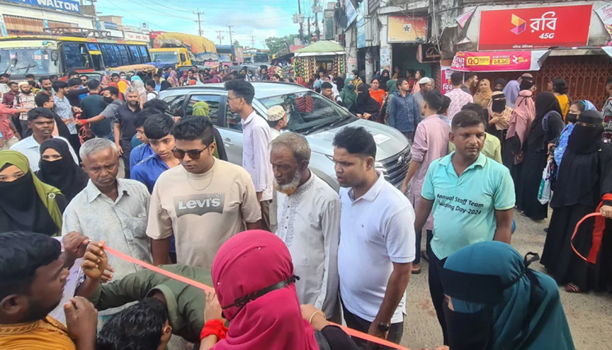 রোহিঙ্গা ক্যাম্পে চাকরি হারানো শিক্ষকদের সড়ক অবরোধ