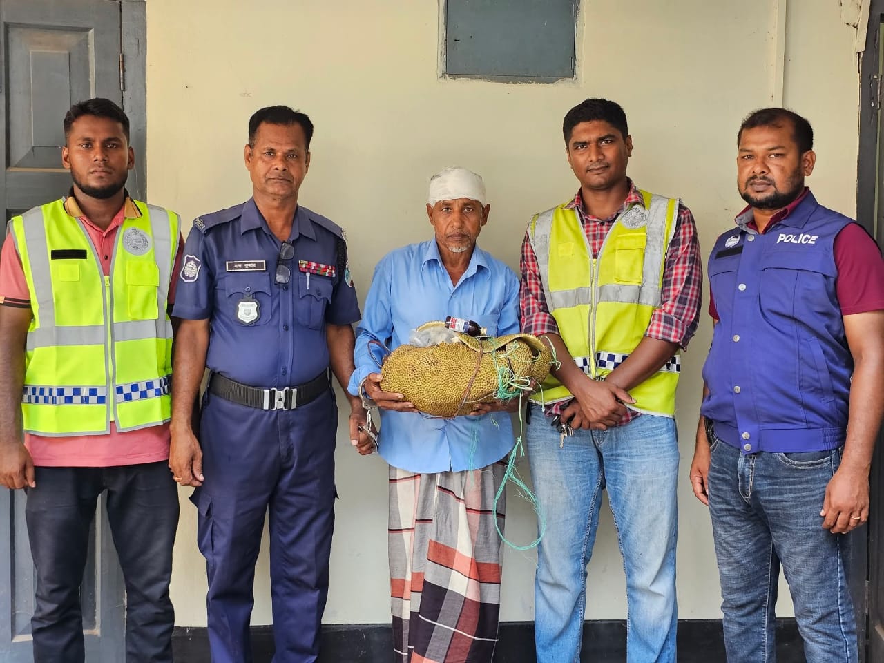 চৌগাছায় কাঁঠালের মধ্যে মাদক!