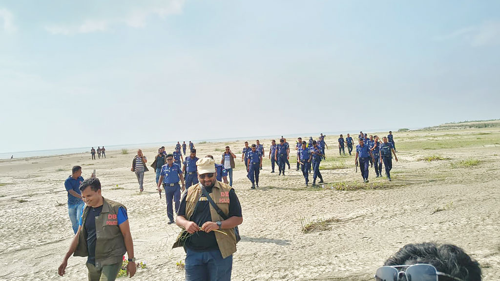 কুষ্টিয়ার দৌলতপুর: পদ্মার দুর্গম চরে সক্রিয় ডজনখানেক বাহিনী