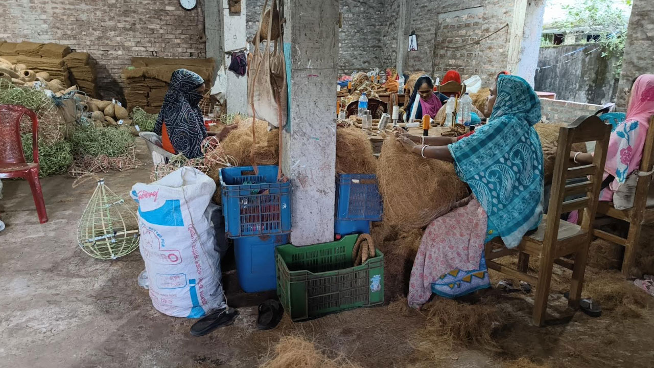 নারকেলের ছোবড়ায় সাবলম্বী ৮০ টি পরিবার