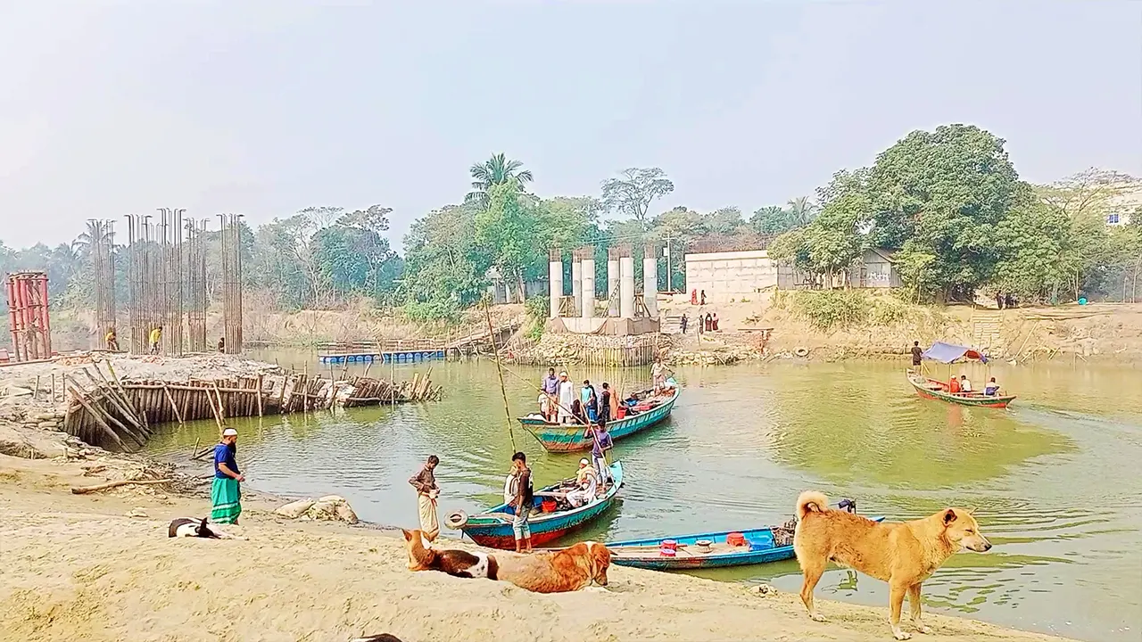 ঝুঁকি নিয়ে পারাপার, ভোগান্তিতে তিতাসের ৪০ গ্রামের মানুষ