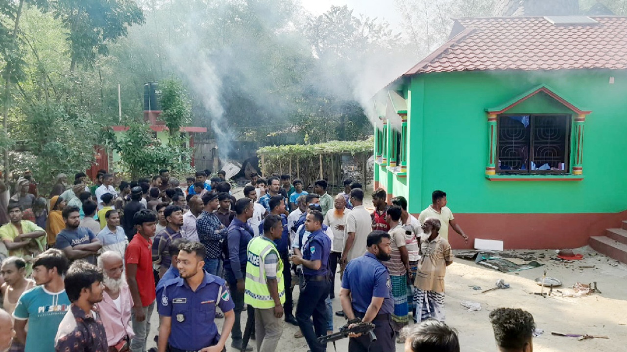 কুষ্টিয়ায় কথিত পীরের আস্তানায়  জনতার হামলা নিহত -১