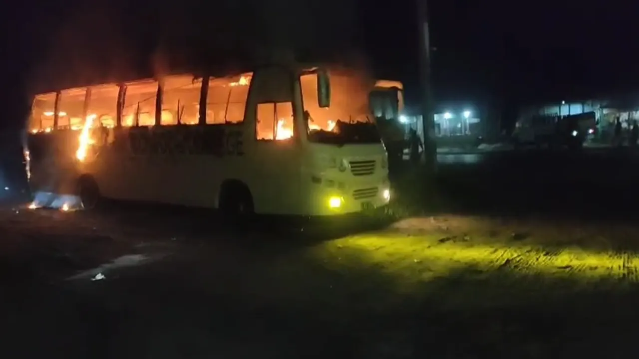 পাম্পে দাঁড়িয়ে থাকা স্কুলবাসে আগুন