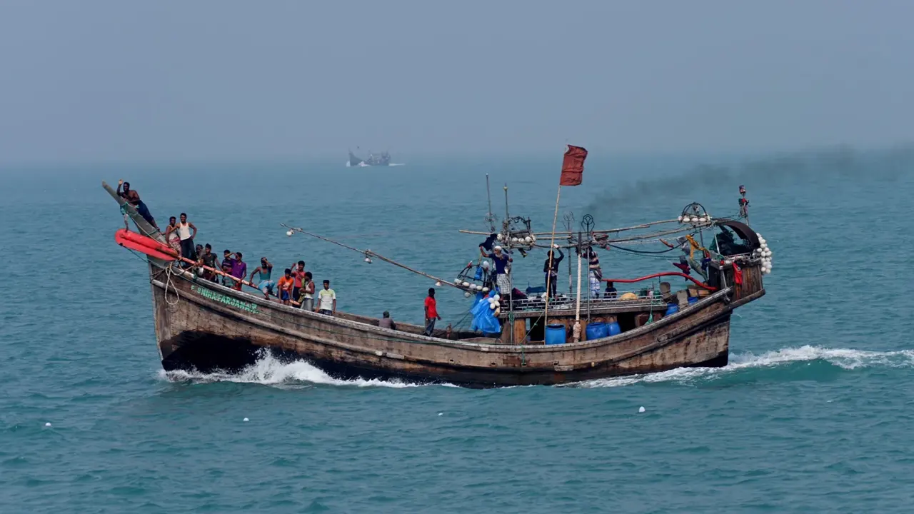 ২৮ জেলেসহ ট্রলার নিয়ে গেছে ভারতীয় কোস্টগার্ড
