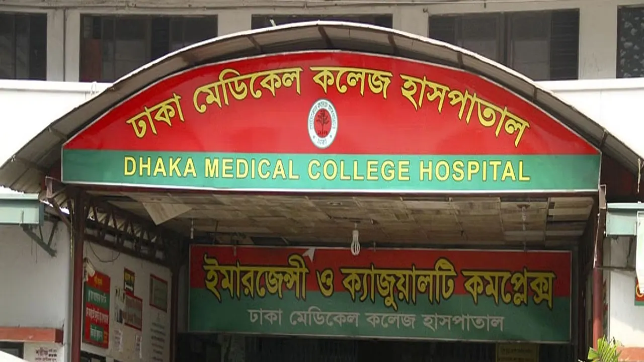 ঢামেকে চিকিৎসকদের সঙ্গে ঢাবি শিক্ষার্থীদের সংঘর্ষ, জরুরি সেবা বন্ধ