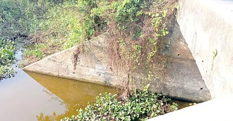 স্লুইসগেটের বেহাল দশা