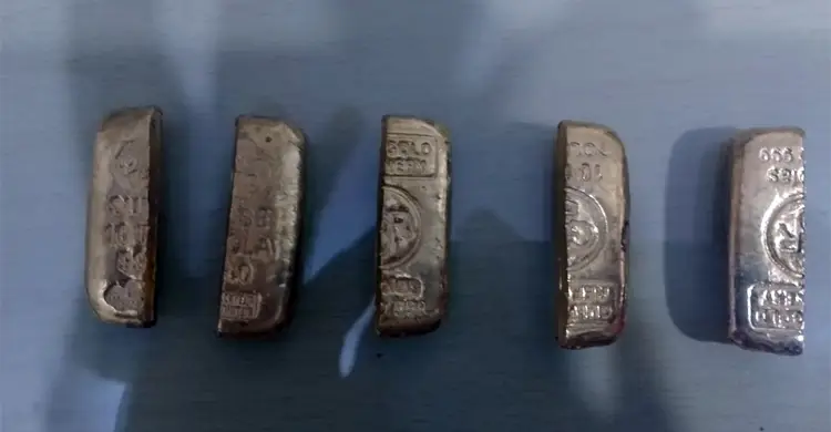 ৫৫ লাখ টাকার সোনার বারসহ রাজশাহী এক যুবক গ্রেফতার