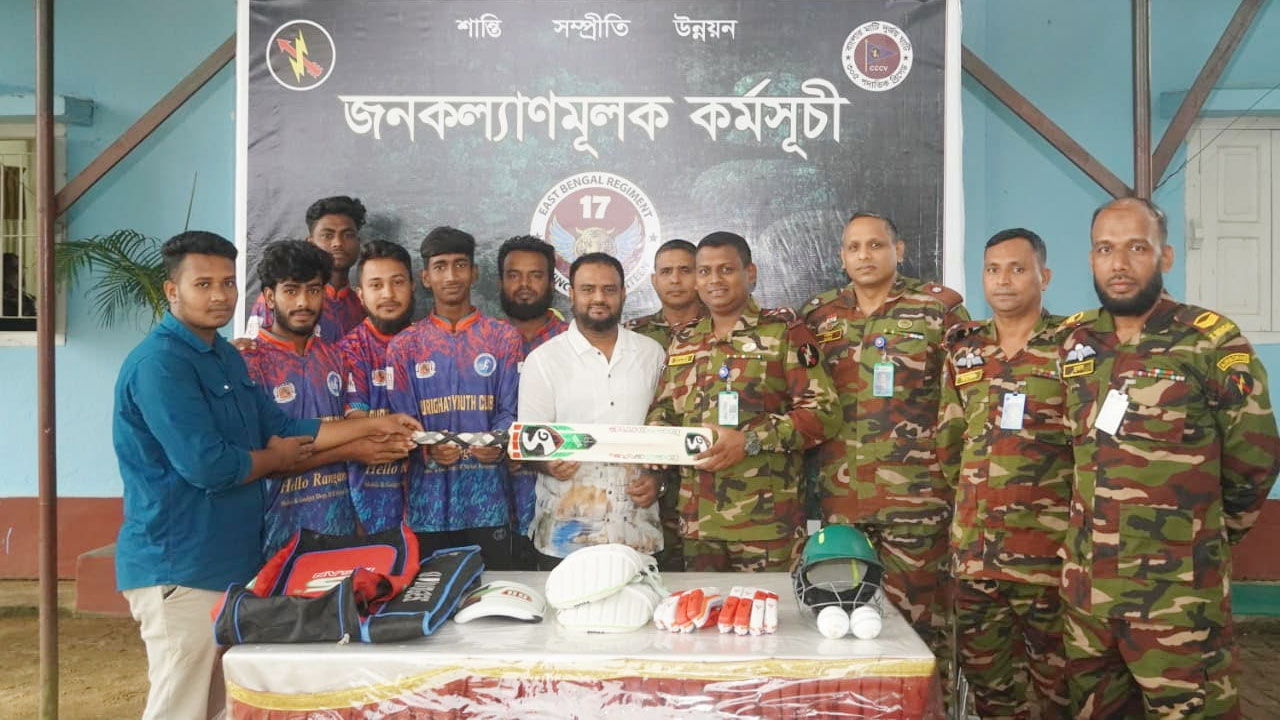 নানিয়ারচরে সেনাবাহিনীর উদ্যোগে ক্রীড়া সামগ্রী বিতরণ