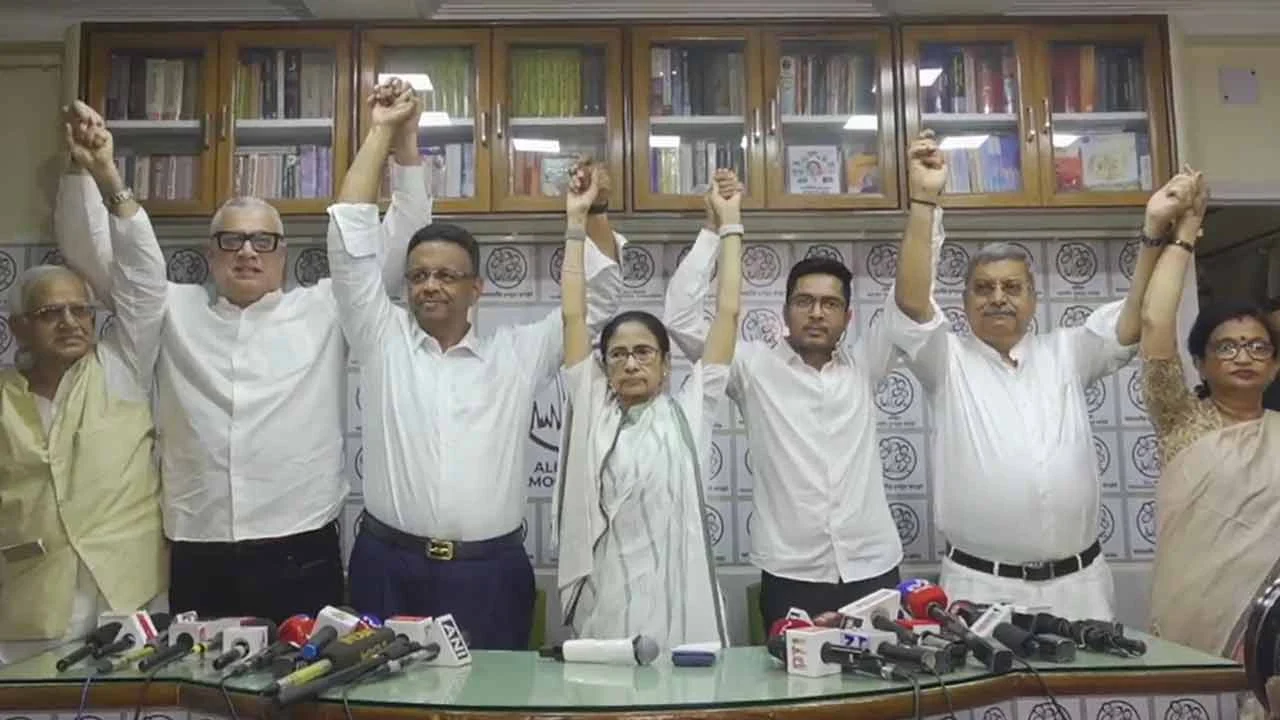 পদত্যাগ না করার ঘোষণা মমতার