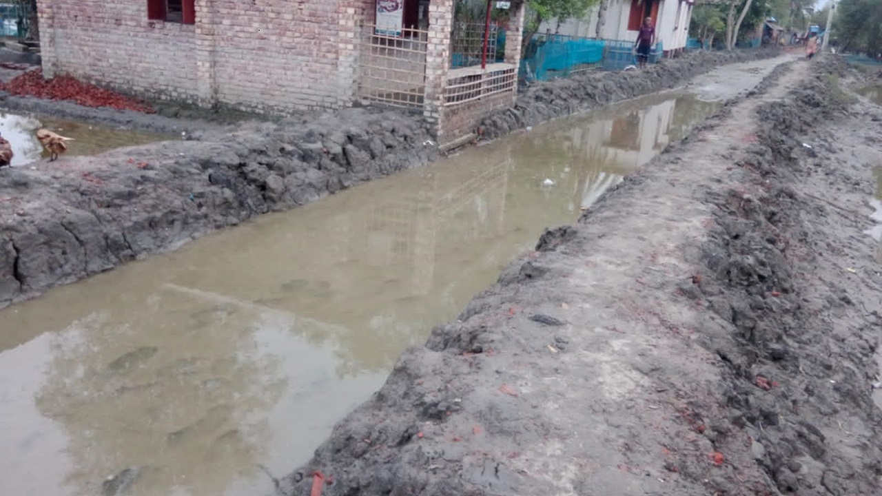 পাইকগাছায় লতায় সড়ক উন্নয়ন কাজে ধীরগতিতে জনদুর্ভোগ!